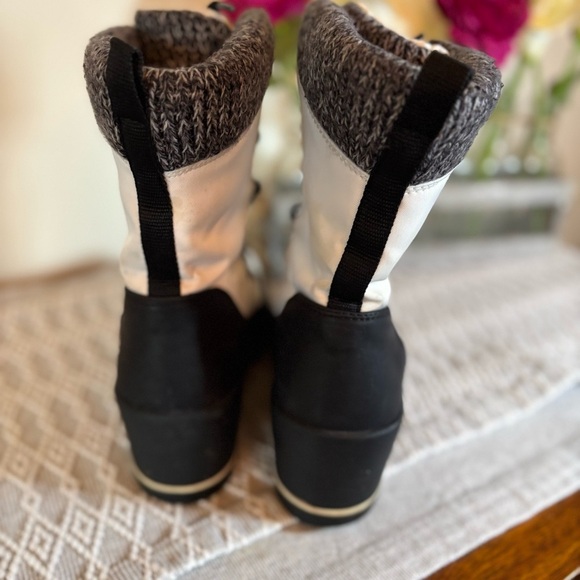 Cougar Waterproof Layne Wedge Winter Boots Size 7. Black and White. - Picture 7 of 12